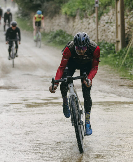 C'è chi pensava fosse una moda passeggera, ma il gravel si sta imponendo sempre più. Organizzatori ed aziende seguono questa scia