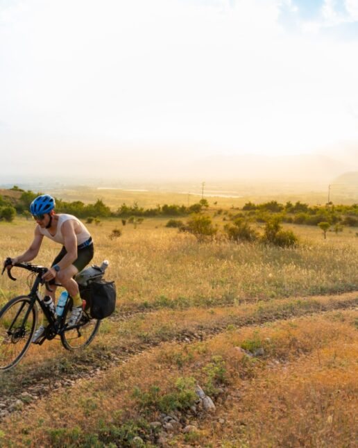 Sirente Velino Bike, paesaggio con gravel al tramonto