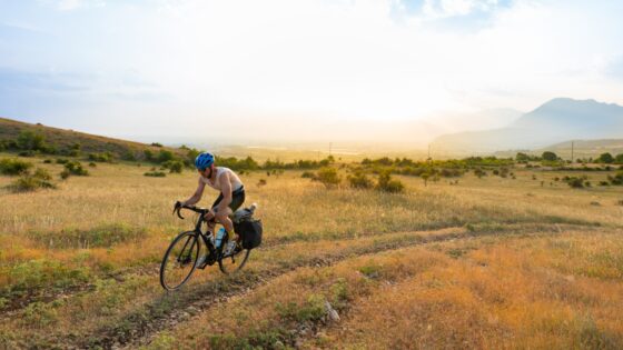 Sirente Velino Bike, paesaggio con gravel al tramonto
