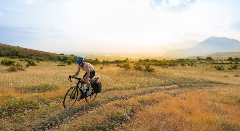 Sirente Velino Bike, paesaggio con gravel al tramonto