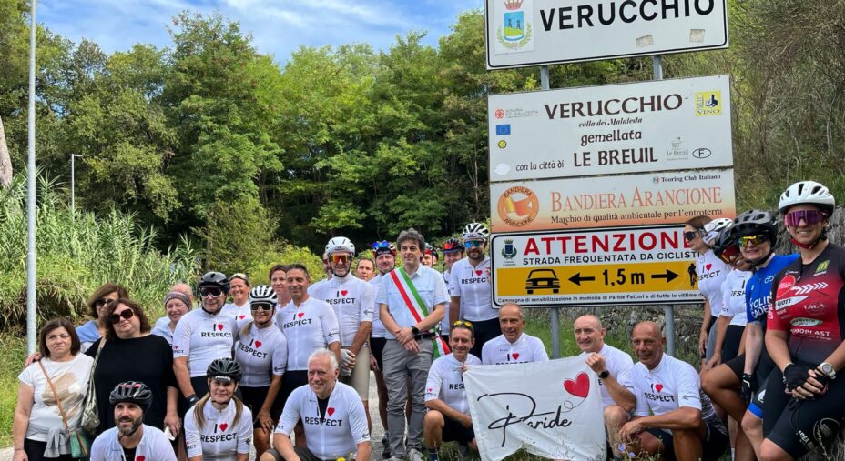 Respect Day, foto di gruppo al cartello 1,5 metri