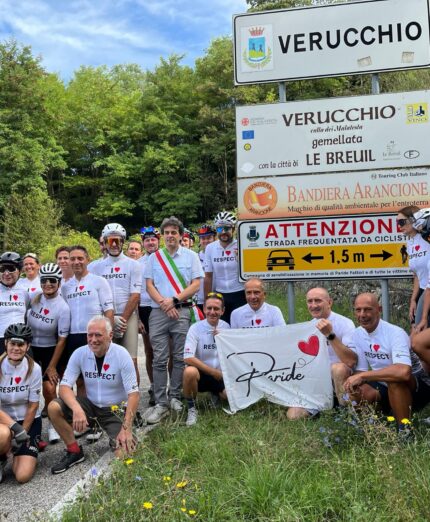 Respect Day, foto di gruppo al cartello 1,5 metri