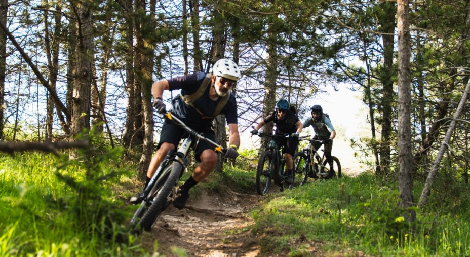 Sirente Velino Bike, bikers in discesa su single track