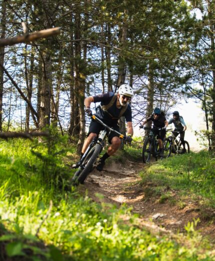 Sirente Velino Bike, bikers in discesa su single track
