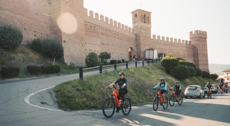 Via Panoramica, ciclisti al Castello di Gradara