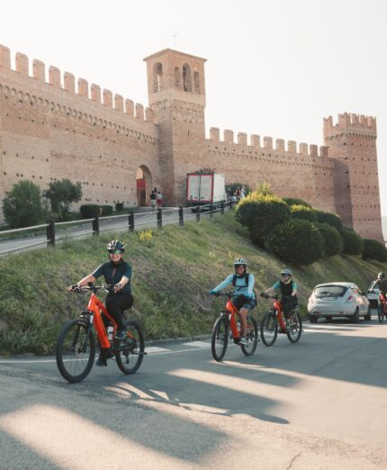 Via Panoramica, ciclisti al Castello di Gradara