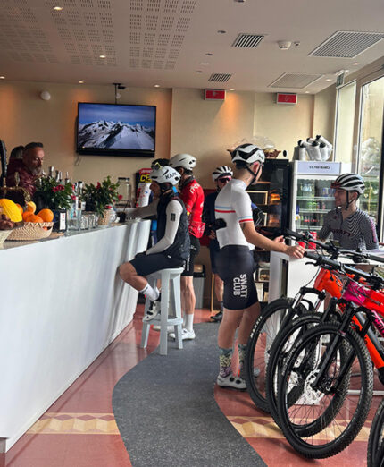 Via Panoramica, ciclisti al bar