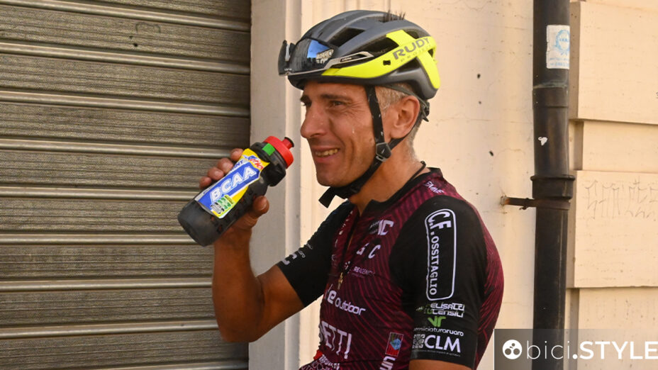 Campionati europei gravel 2025, Avezzano, Enrico Franzoi si disseta dopo l'arrivo