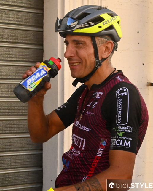 Campionati europei gravel 2025, Avezzano, Enrico Franzoi si disseta dopo l'arrivo