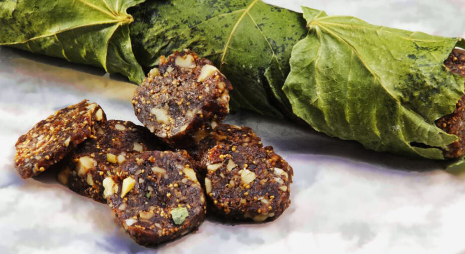 Il lonzino di fichi è un dolce fatto con fichi secchi, noci e mandorle (foto CiboToday)