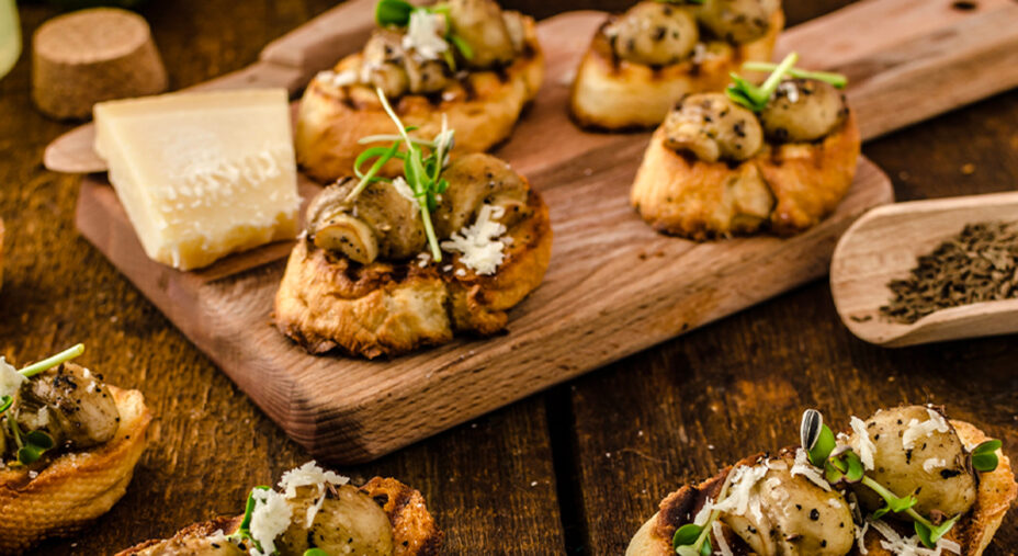 Merenda di autunno, alimentazione, benessere, bruschetta con funghi e parmigiano (depositphotos.com)