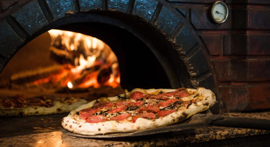 Alimentazione, pizza, forno a legna (depositphotos.com)