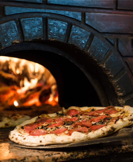 Alimentazione, pizza, forno a legna (depositphotos.com)