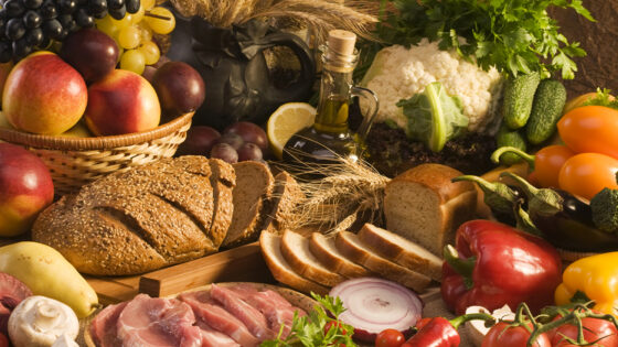 Alimentazione, benessere, dieta completa, verdura, carne, frutta, pane (depositphotos.com)