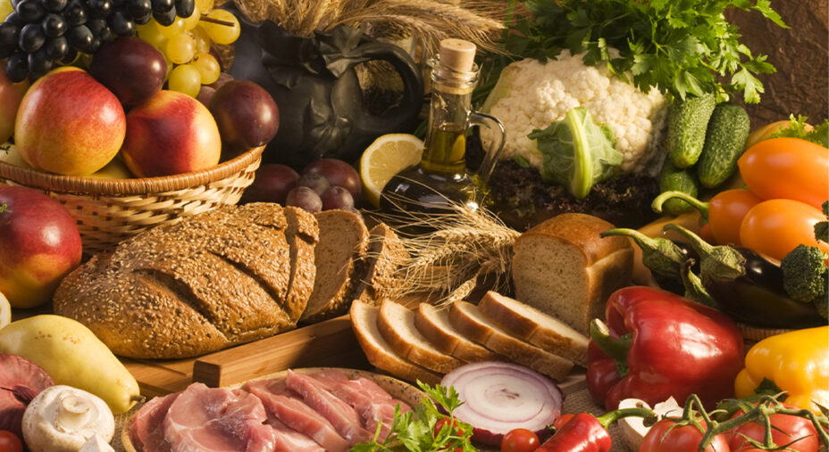 Alimentazione, benessere, dieta completa, verdura, carne, frutta, pane (depositphotos.com)