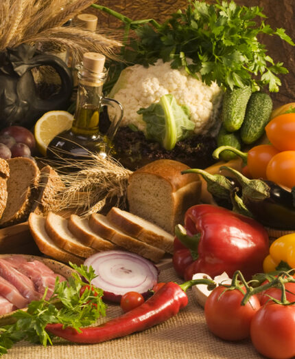 Alimentazione, benessere, dieta completa, verdura, carne, frutta, pane (depositphotos.com)