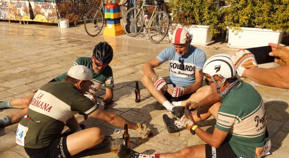 Ciclostorica Puglia, ciclisti eroici giocano a carte