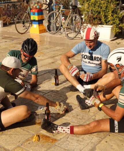 Ciclostorica Puglia, ciclisti eroici giocano a carte