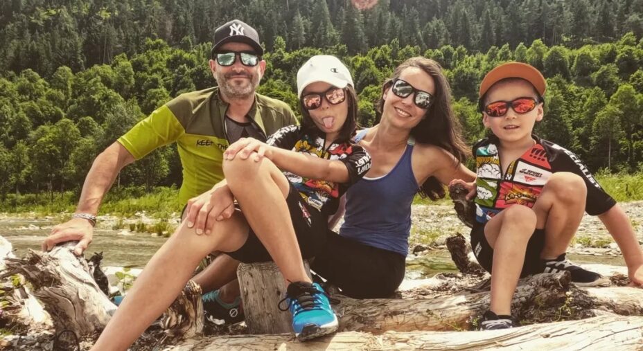 famiglia in bicicletta