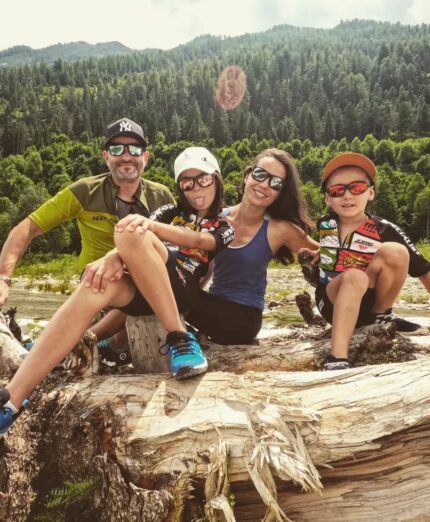 famiglia in bicicletta