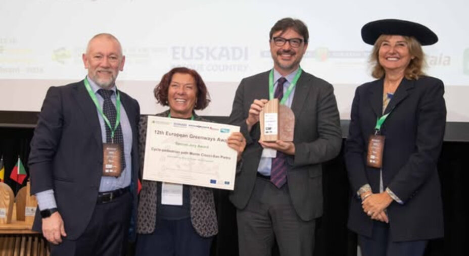 Giulio Senes premia Anna Donati