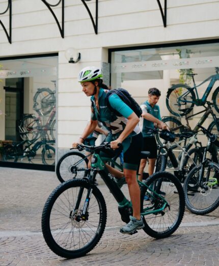 Visit Emilia, ciclista donna in e-bike