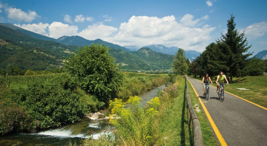 Ciclabile Valsugana, coppia in bici