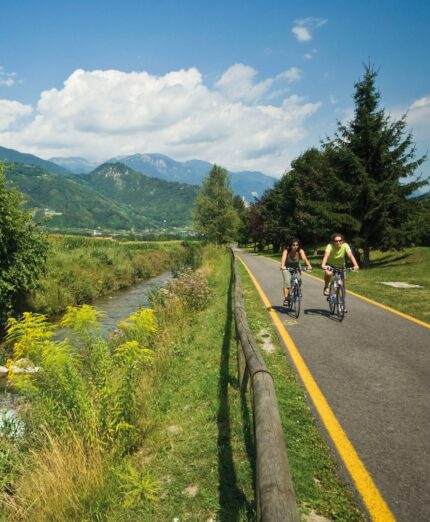 Ciclabile Valsugana, coppia in bici