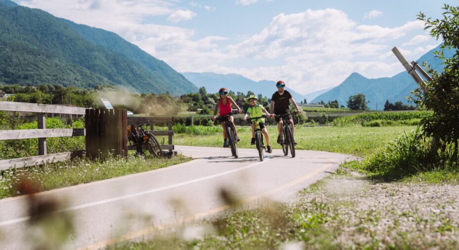 Ciclabile Valsugana, famiglia in bici