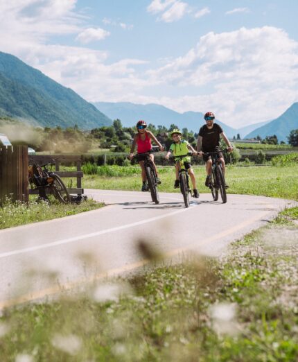 Ciclabile Valsugana, famiglia in bici