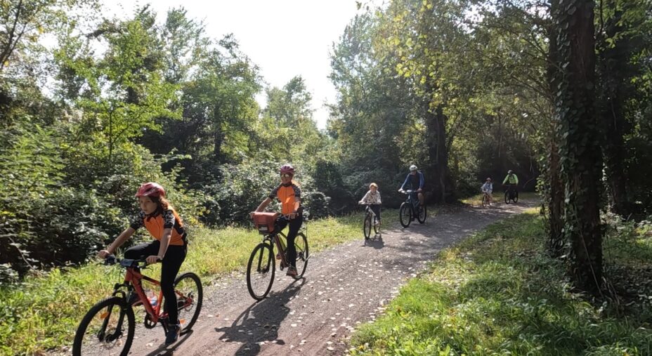 famiglia in bicicletta