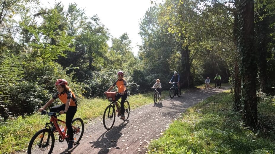 famiglia in bicicletta