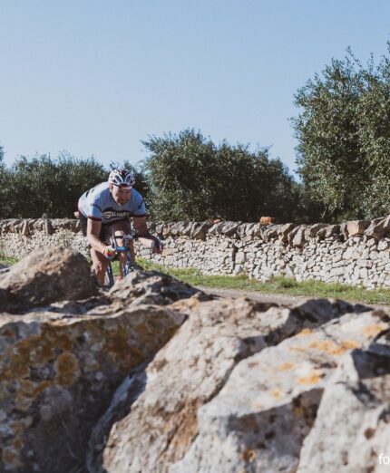 Ciclostorica Puglia, ciclista eroico tra i muretti a secco