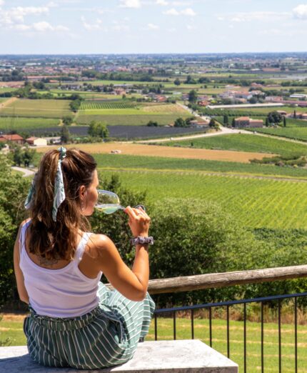 BYBYKE Custoza, ragazza che beve vino