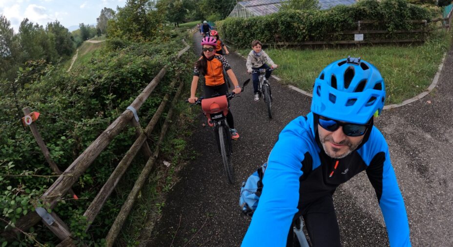 famiglia in bicicletta