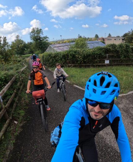 famiglia in bicicletta