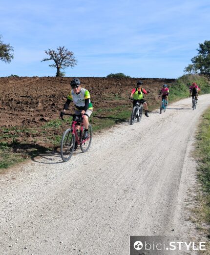 Ciclisti su strada bianca