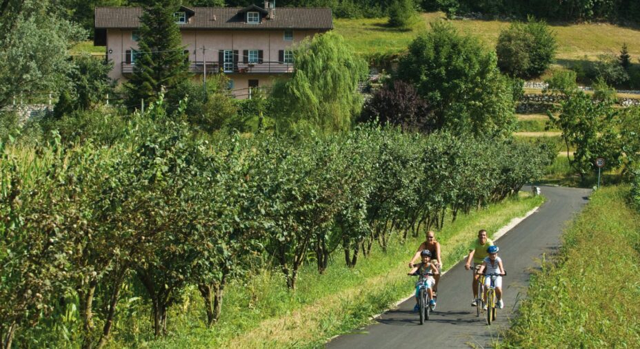 Ciclabile Valsugana, famiglia in bici