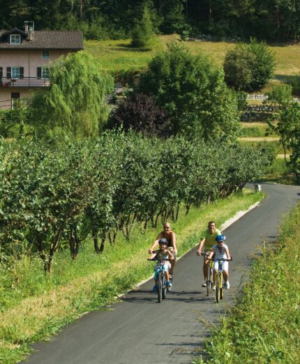 Ciclabile Valsugana, famiglia in bici