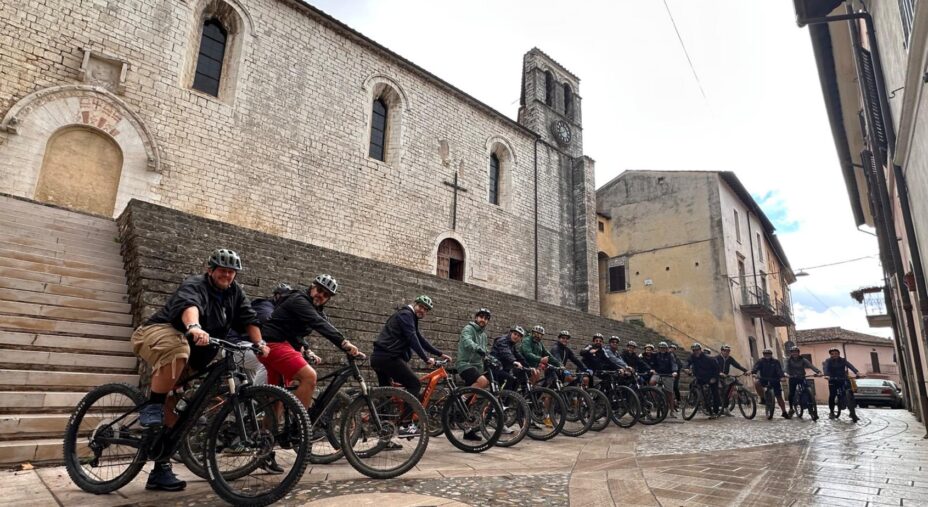 Lago di Piediluco, ciclisti nel borgo