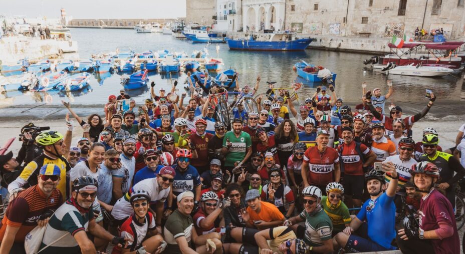 Ciclostorica Puglia, foto di gruppo a Monopoli