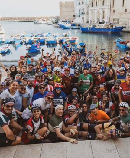 Ciclostorica Puglia, foto di gruppo a Monopoli