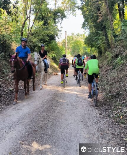 Ciclisti e turisti a cavallo