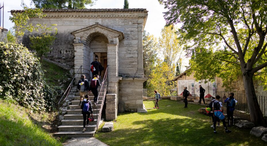 La Grande Pedalata, Trevi, ciclisti in visita al Tempietto sul Clitunno