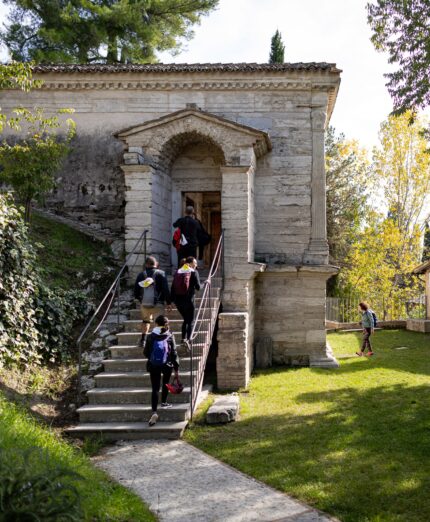 La Grande Pedalata, Trevi, ciclisti in visita al Tempietto sul Clitunno