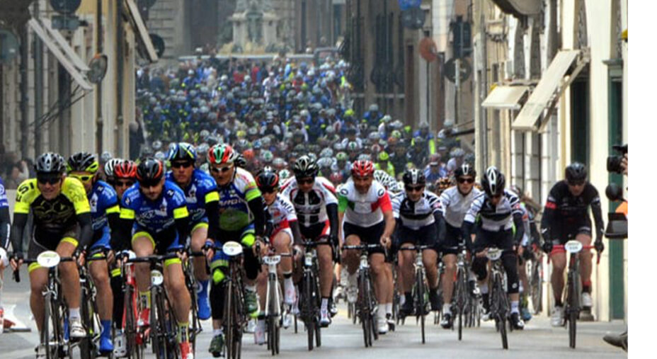 La tradizione ciclistica faentina è radicata nel tempo. Qui la partenza della Granfondo Davide Cassani