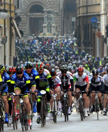 La tradizione ciclistica faentina è radicata nel tempo. Qui la partenza della Granfondo Davide Cassani
