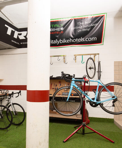 L'ampia bike room dell'hotel, dove fare piccole riparazioni e dove sono custodite le Trek a noleggio