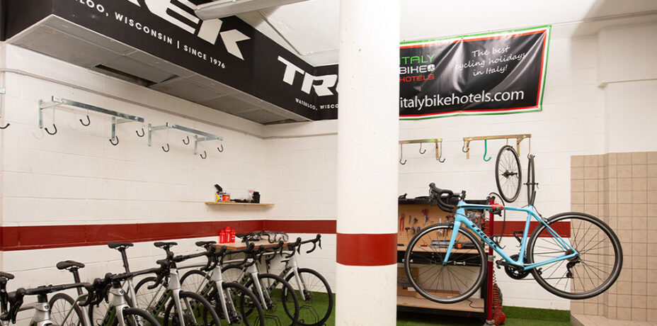 L'ampia bike room dell'hotel, dove fare piccole riparazioni e dove sono custodite le Trek a noleggio