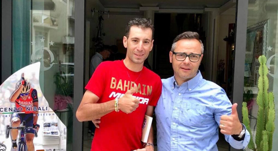 Filippo Magnani insieme a Vincenzo Nibali. Il legame fra l'hotel e la Granfondo è molto forte